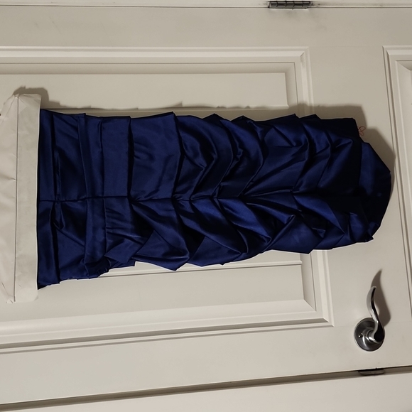 Le Chateau strapless dress size M - Picture 2 of 2